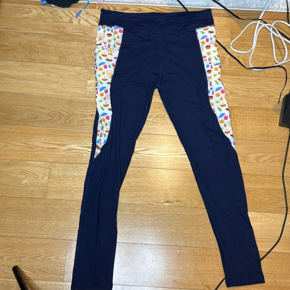 NWOT - Barker basic leggings with pockets, Hanukkah Print
